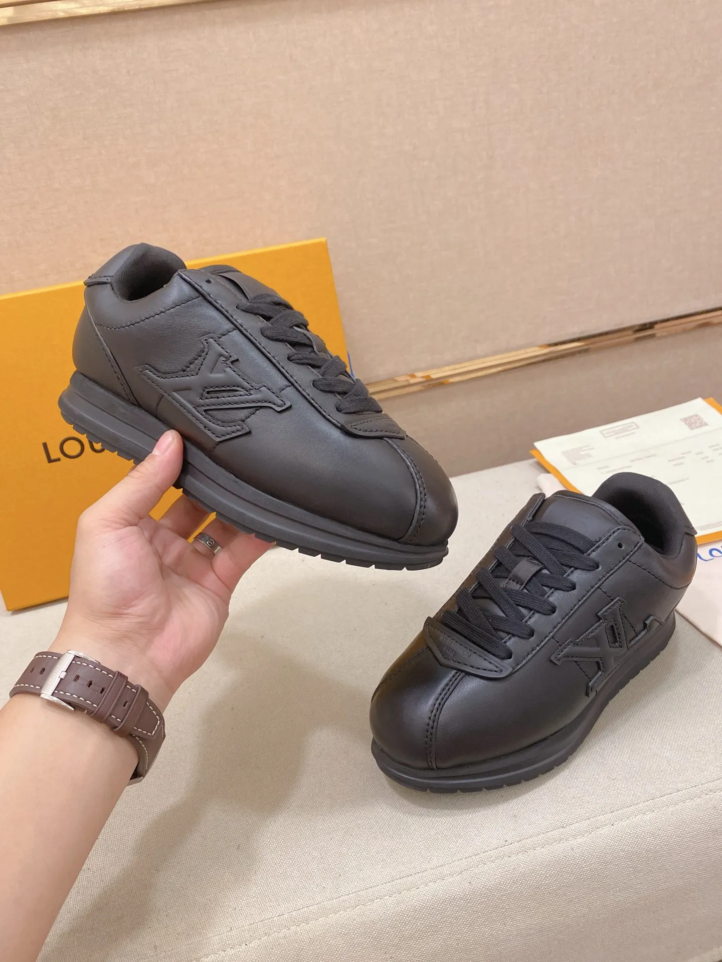 Men's shoes💰: Couple style 700💰LOUIS VUITTON Footint Soccer sneakers‼ ️ The top version, the same sneakers for LV couples. You will look fashionable when you wear them. This Footint Soccer sneaker was unveiled in the 2025 spring and summer series fashion show. The tongue is embellished with the Lvers United badge inspired by the football team. The rubber sole of the foot is decorated with multiple Louis Vuitton logos. The original latest packaging. Fabric: original imported cowhide. Lining: original imported breathable mesh. Foot pad: original injection molding pad. Outsole: original molded T combination outsole. Size: 35-45.